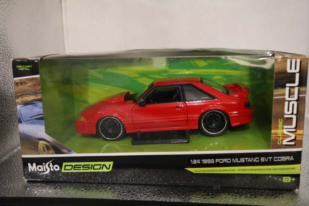 Maisto Design Classic Muscle 1:24 Scale 1993 Ford Mustang SVT Cobra Diecast Mode